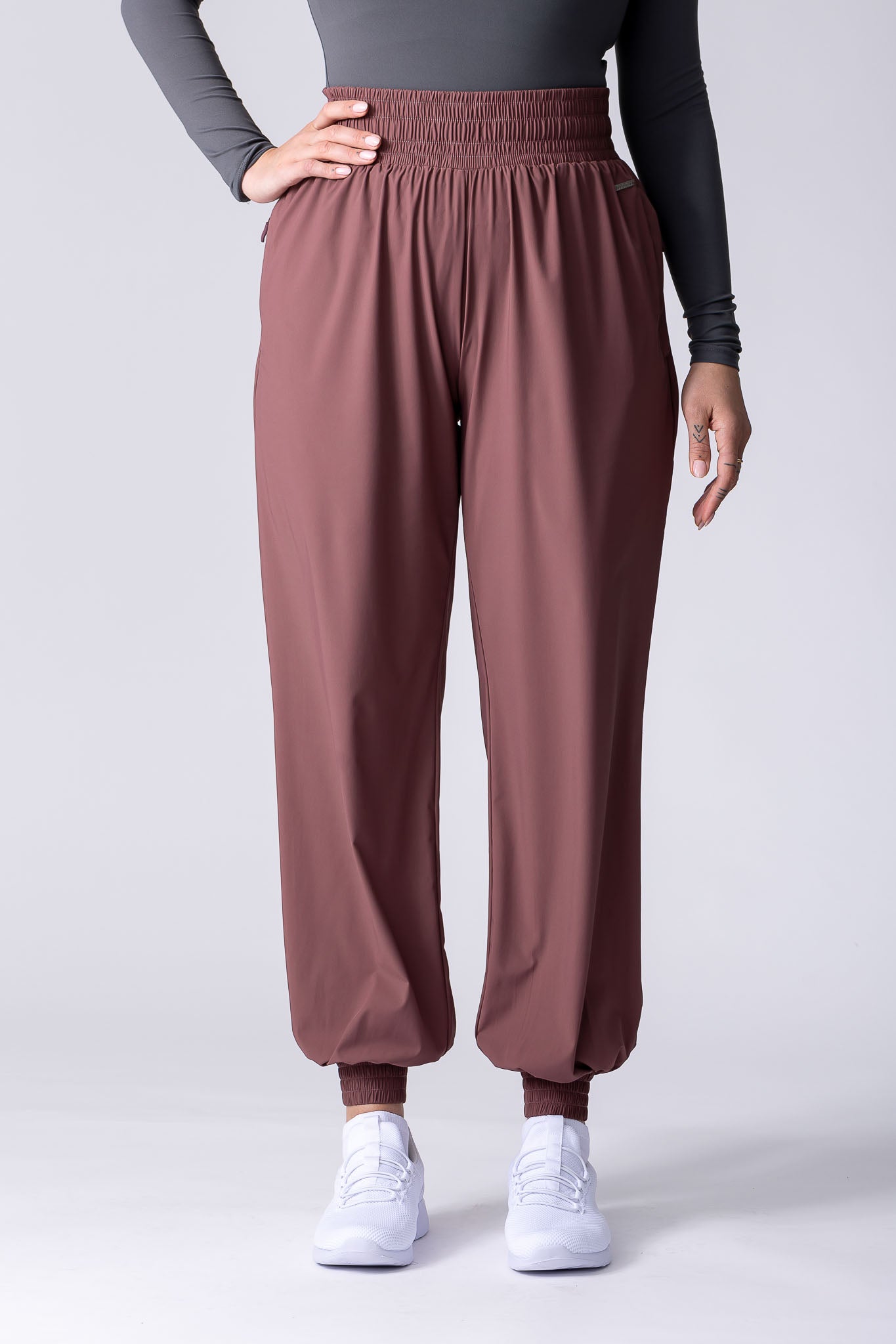 Lightweight joggers in dusty purple, with pockets and hight supportive waist.