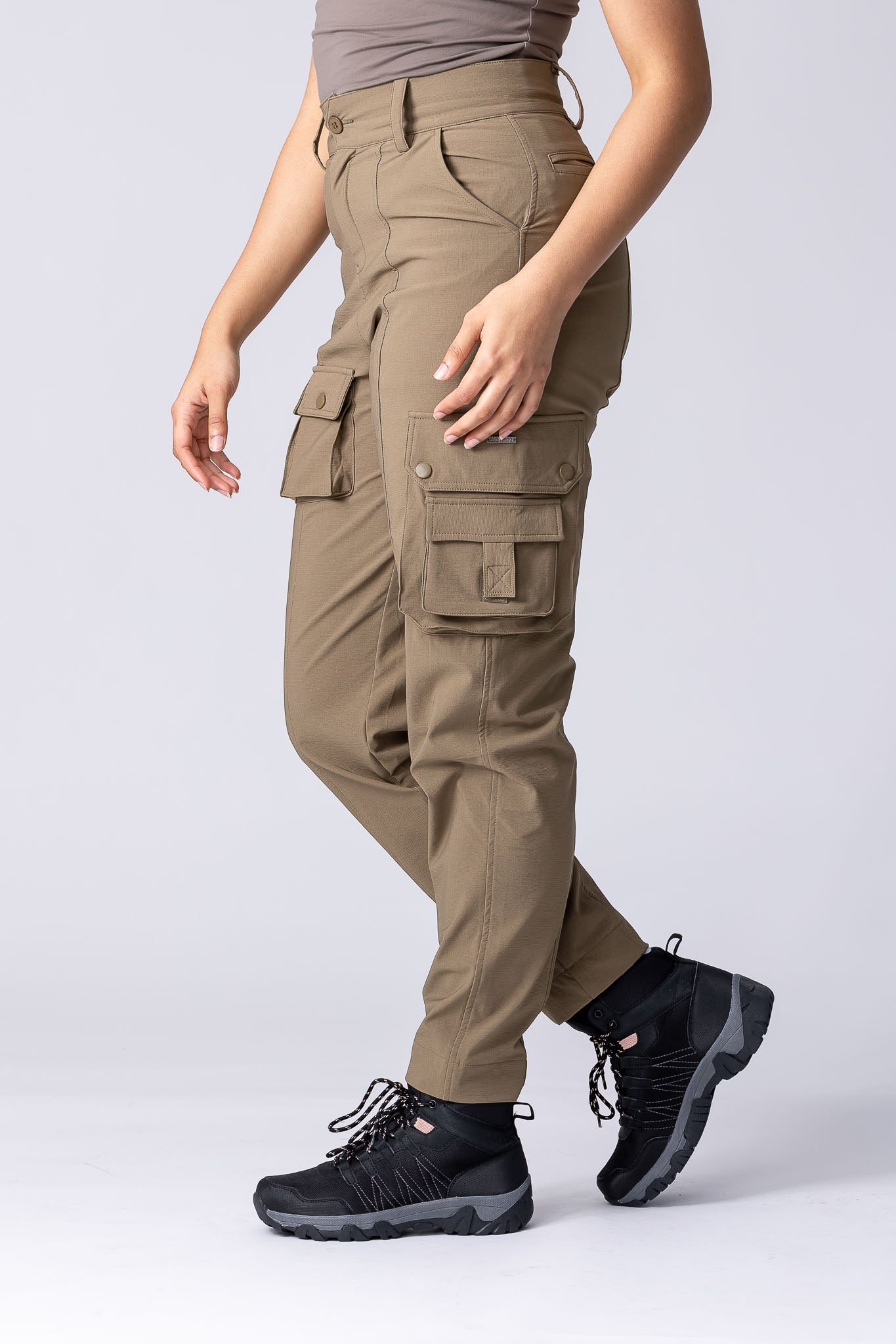 Safari cargo pants in khaki or olive colour. With stretchy fabric, extra leg pockets and back pockets.