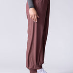 Lightweight joggers in dusty purple, with pockets and hight supportive waist.