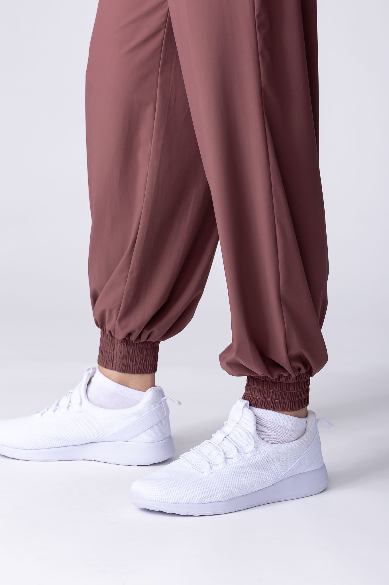 Lightweight joggers in dusty purple, with pockets and hight supportive waist.