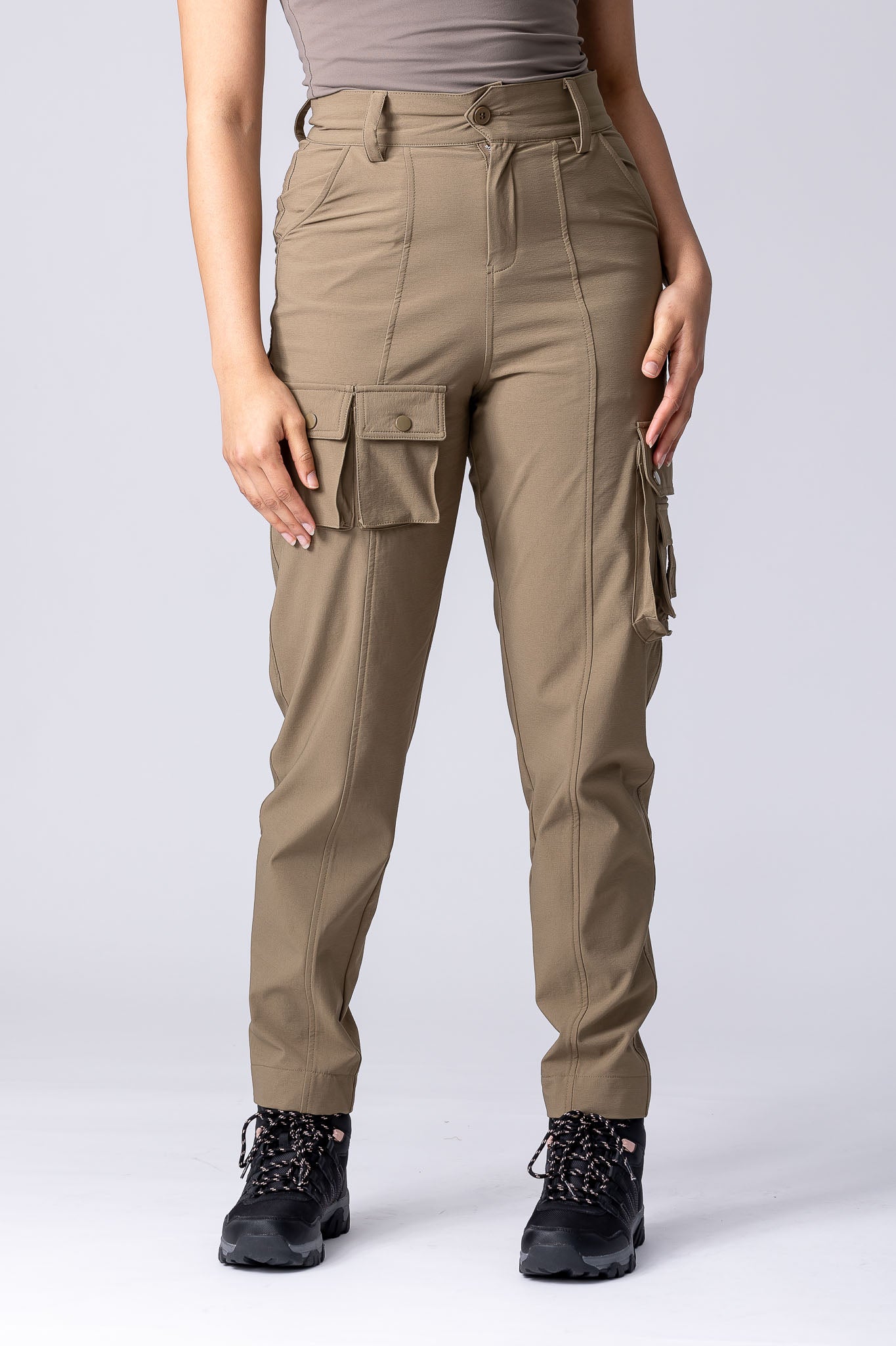Safari cargo pants in khaki or olive colour. With stretchy fabric, extra leg pockets and back pockets. 