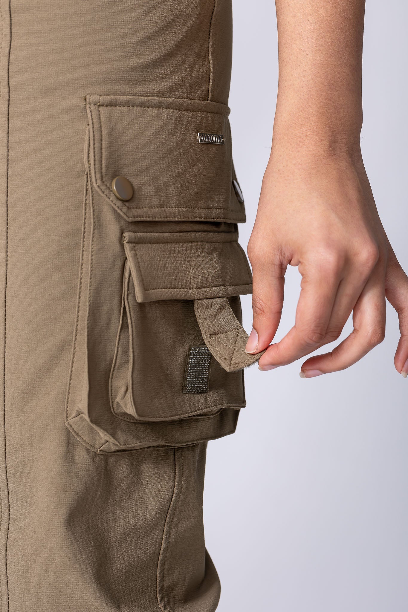 Safari cargo pants in khaki or olive colour. With stretchy fabric, extra leg pockets and back pockets. 