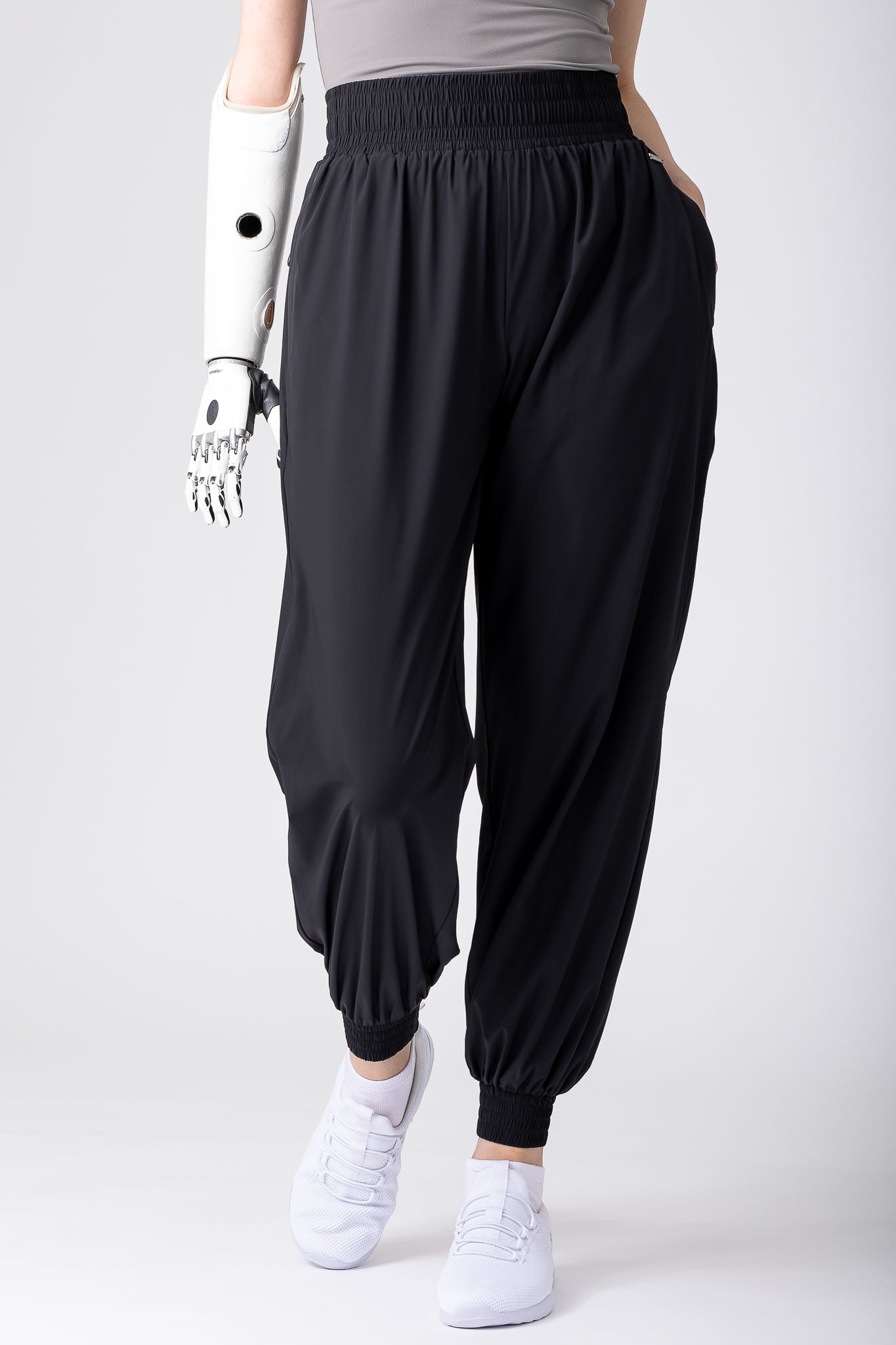 Lightweight joggers in black, with pockets and hight supportive waist.